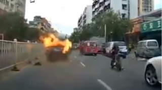 Toyota Camry взорвалась прямо на улице  - ВИДЕО