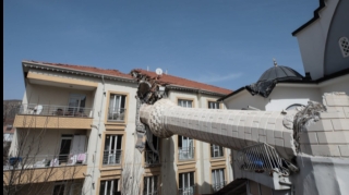 Yıxılan minarə evi ikiyə böldü  - FOTO