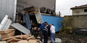 Konteynerli yük maşını 3 nəfərin üstünə aşdı: 2 ölü, 1 ağır yaralı - FOTO + VİDEO