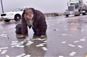 ABŞ-da “dollar yağışı” yağdı – VİDEO