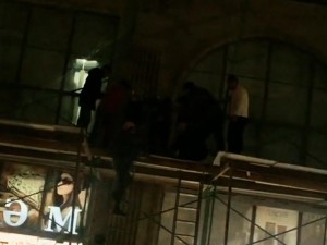 Paytaxtın mərkəzində binanın fasadını təmir edən fəhlə yıxıldı - VİDEO