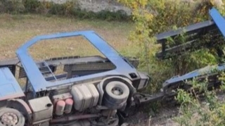 ДТП в Шекинском районе: автовоз опрокинулся в овраг - ФОТО 