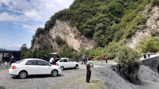 Kürmük çayındakı güclü sel yük avtomobillərini aparıb