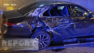 Bakıda minik avtomobili “KamAZ”la toqquşdu  - FOTO