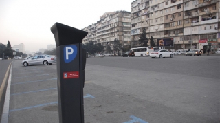 Yarmarkanın anbarında çürüyən parkomatlar... - VİDEO 