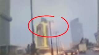 Bakıda işıq dirəyinin bir hissəsi qopdu -  Prospektdə təhlükəli anlar - VİDEO 