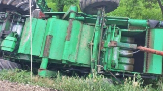 Laçında ağır qəza: Kombayn aşdı, iki nəfər öldü - VİDEO 
