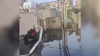 Xətaidə kanalizasiya çökdü, evləri su basdı - VİDEO