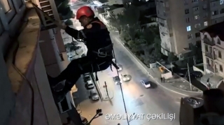 Mənzildə köməksiz qalanlar belə xilas edildi - VİDEO