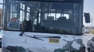 В Баку легковушка столкнулась с автобусом