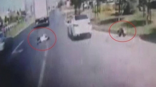 Sənədsiz sürücü şok yaşatdı  - Avtobusa minmək istəyən iki nəfəri əzib keçdi  - FOTO - VİDEO