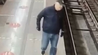 Moskvada metro qatarının altına düşüb ölən milyonçu imiş...