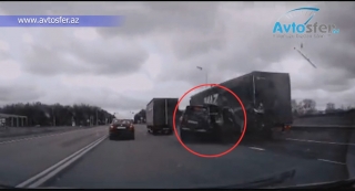 Sağdan ötmə edən sürücü dəhşətli qəzaya səbəb oldu  - VİDEO