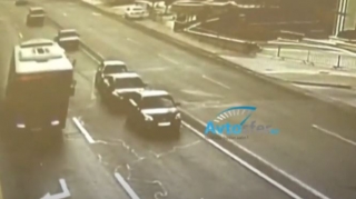 Zəncirvari qəzaya səbəb oldu, sonra da rahat çıxıb getdi - REAL VİDEO 