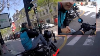 Bakıda tum qabıqlarını yerə tökən gəncə etiraz - VİDEO 