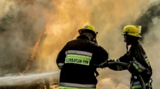 Şəmkirdə bir-birinə bitişik iki ev yandı 