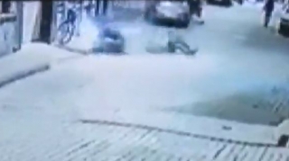 Motosilklet küçəni süpürən şəxsi belə vurdu  - VİDEO