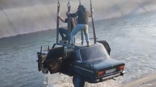 "VAZ-2106" Samur-Abşeron kanalına düşdü  - VİDEO