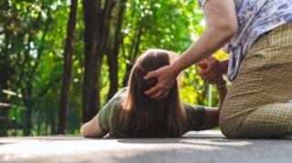 Azərbaycanlı aktrisanı skuter vurdu, beyni silkələndi - FOTO 