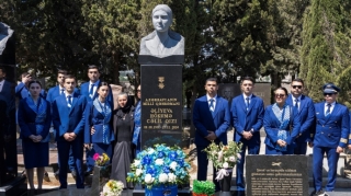 AZAL heyəti Milli Qəhrəman Hökumə Əliyevanın məzarını ziyarət edib - FOTOLAR 