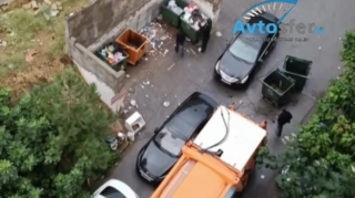 Paytaxtda sürücü avtomobili elə saxladı ki, zibil maşınına mane oldu - VİDEO 