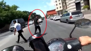 Yolu qırmızı işıqda keçən piyada motosikleti vurub aşırdı  - VİDEO