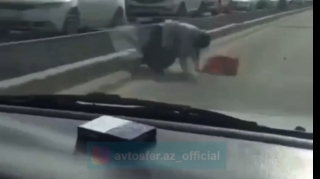 Qadağan olunmuş yerdən keçən piyada maşının qabağına yıxıldı: Ölümün bir addımlığı...  - VİDEO