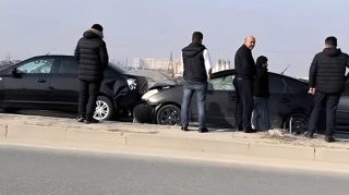 Zabratda zəncirvari qəza: Dörd avtomobil toqquşdu - VİDEO 