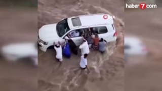 Avtomobildə olanlar sel sularının qurbanı oldu  - VİDEO