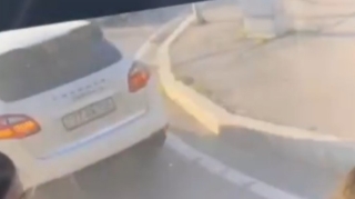 В Баку пытавшийся скрыться от полиции водитель Porsche совершил опасные маневры - ВИДЕО 