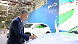 Mirziyoyev konveyerdən çıxan ilk elektromobilə imza atıb - FOTO 