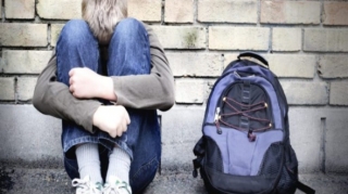 Azərbaycanda telefonu əlindən alınan məktəbli özünü öldürdü