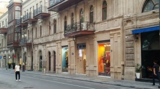 В Баку на этой улице оградительная лента для мотоциклов перекрыла дорогу пешеходам - ФОТО 