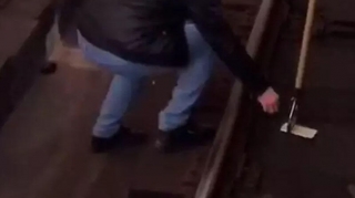 Relslərin arasına düşən telefonu çıxarmaq üçün həyatını təhlükəyə atdı - VİDEO 