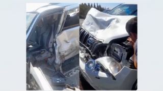 Mikroavtobus təhlükəli manevr etdi, “Prado” ortadan vurdu   - VİDEO