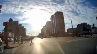 Uşaq yola qaçdı, anası heç nə olmamış kimi dayanıb baxdı – ŞOK GÖRÜNTÜLƏR 