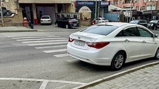 Yeni Yasamalda piyada keçidini “dayanacağa” çevirən sürücü - 77-VA-640   - VİDEO