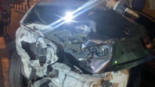 Bakıda avtomobil dirəyə, sonra beton arakəsməyə çırpıldı   - VİDEO  - FOTO