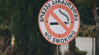 Gürcüstanda taksilərdə və uşaqların yanında siqaret çəkmək qadağan edildi