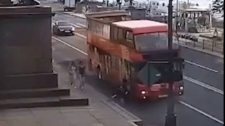 Rolik sürən qız avtobusun altında qaldı – ANBAAN VİDEO 