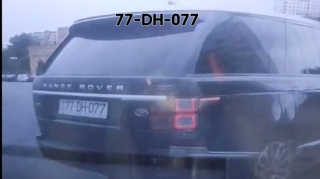 Ukrayna dairəsində yolu kəsən "Range Rover" qəzaya səbəb oldu - VİDEO