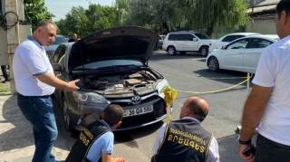 Keçmiş deputatın maşınının altında qumbara partlayıb