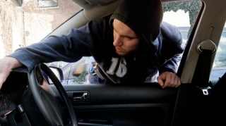 Gürcüstanda azərbaycanlının avtomobilindən külli miqdarda pul oğurlandı