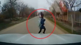 В Билясуварском районе школьница чудом не попала под колеса автомобиля   - ВИДЕО