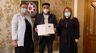 Qənirə Paşayeva “Vətən uğrunda” medallı şəhidimizin atası ilə görüşüb - FOTO