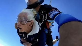 100 yaşını ilk dəfə paraşütlə tullanmaqla qeyd etdi  - FOTO - VİDEO