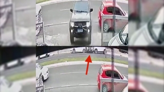 Parkinqdən çıxan sürücü qeyri-adi qəza törətdi    - VİDEO