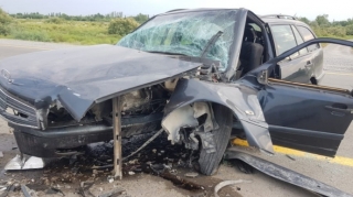 Avtomobil arakəsməyə çırpıldı, 4 nəfər xəsarət aldı - FOTO