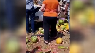 Bakı-Qazax yolunda qəza:  Yük maşını aşdı - Qarpız-yemiş ətrafa dağıldı - VİDEO 