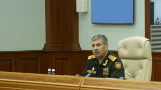 Müdafiə naziri müşavirə keçirdi